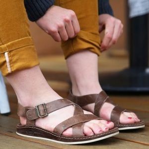 Brown leather Chaco sandals 41
